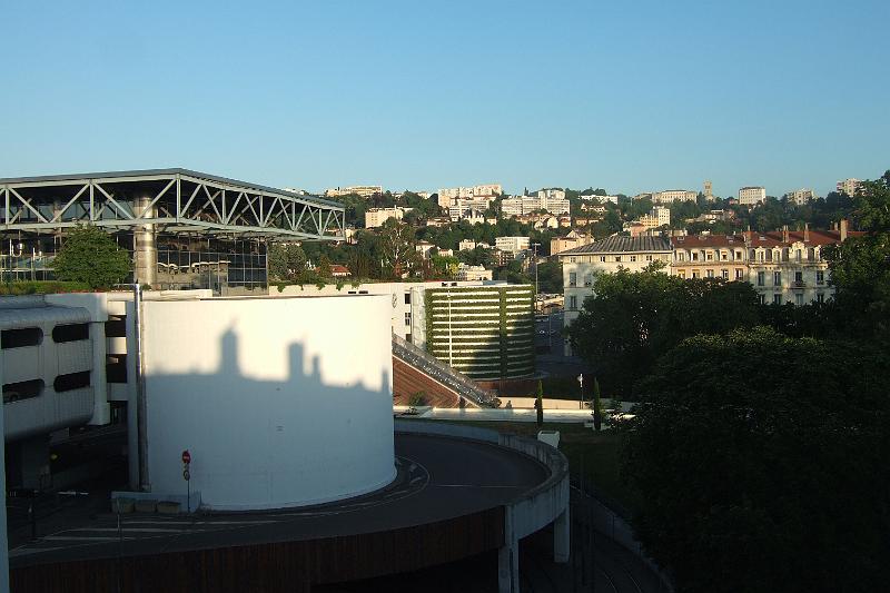 2011-05- (220).JPG - Morgens früh Blick aus unserem Hotelzimmer - links der Bahnhof Perache